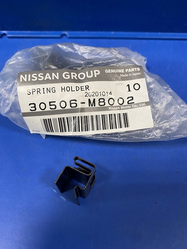 Скоба подшипника выжимного 30506-M8002 NISSAN /пружина/ на  