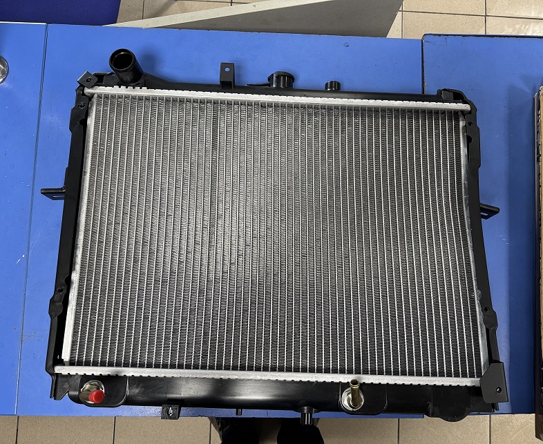 Радиатор MA-0137-26-AT-K ADR (уценка! - рамка поведёная)/R2, F8, RF ONGO 1998-2003 BONGO BRAWNY 2004-2007,  VANETTE 2004-2007/ на  