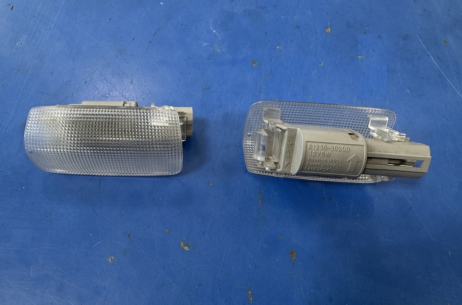 Подсветка двери передней Toyota Prius Alpha ZVW40W [81230-47010] [б/у] LH=RH на Подсветка двери TOYOTA