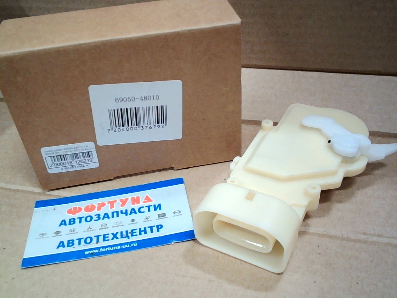 Замок двери 69050-48010 DAGGER /REAR RH -  Harrier MCU15, ACU10,  Lexus RX300/ на  