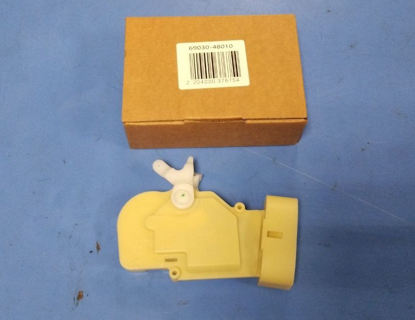 Замок двери 69030-48010 DAGGER /Front RH - Harrier MCU15,  ACU10/ на  